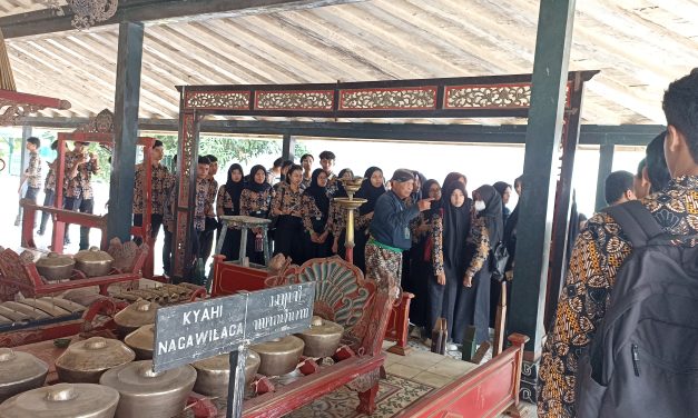 Outing Class XI SMA Negeri 1 Sleman Ke Keraton Yogyakarta