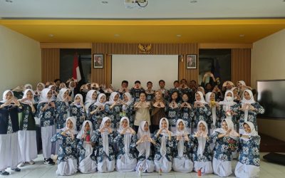 Go Green With US: Workshop Pengolahan Sampah Plastik Menjadi Produk Kerajinan Kader Adiwiyata SMAN 1 Sleman